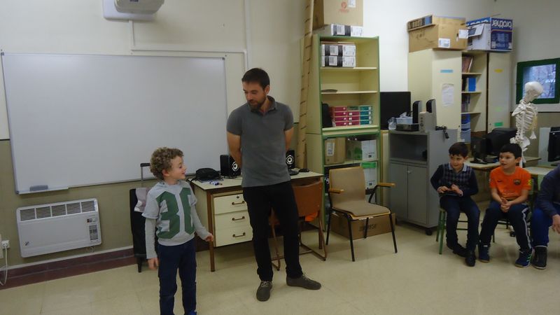 El martes 24 de noviembre nos visitó un padre de 21, Mikel, para contarnos en que consistía su trabajo. Experimentamos con los diferentes materiales que trajo: maderas de varias clases, [&hellip;]