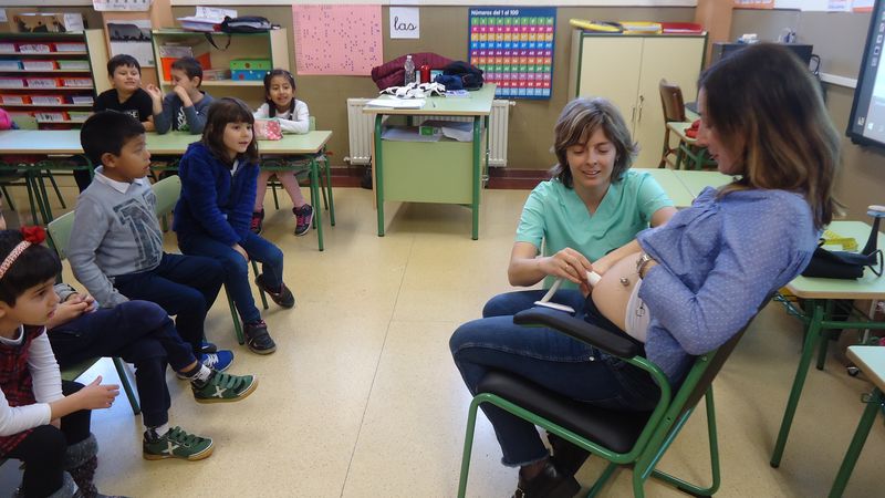 Last Firday 16th of February, year 1 students had a very special visit! A classmate’s mum, who works as a midwife at hospital, came to tell us how she helps [&hellip;]