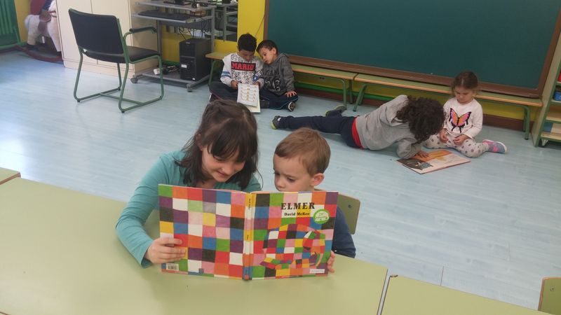 El jueves 26 de abril, todo el alumnado de 2º de primaria fuimos a leerles cuentos en castellano a nuestros compis de 1ª de infantil. Los niñ@s de 3 años [&hellip;]