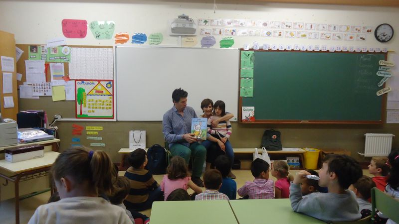 El miércoles 25 de abril, justo cuando la Semana de la Lectura rozaba su ecuador, 1º de Primaria recibió la visita de unos papás que nos hicieron trabajar mucho. Primero [&hellip;]
