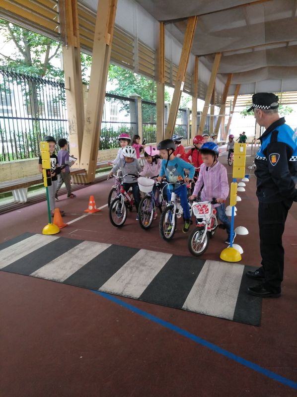 Durante el lunes 27 y el martes 28 de mayo los niños y niñas de 1º de Primaria repasamos cómo debemos circular por la calle cuando vamos con nuestras bicicletas. [&hellip;]