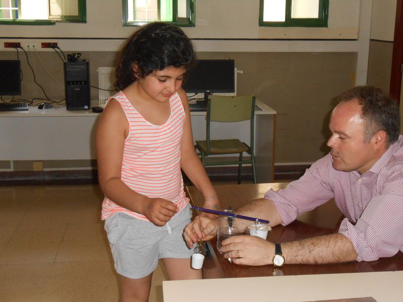 El 26 de mayo, los de cuarto curso tuvimos la visita del padre de nuestra compañera Inés, José Manuel Farizo, para un taller de ciencias con el tema de las [&hellip;]