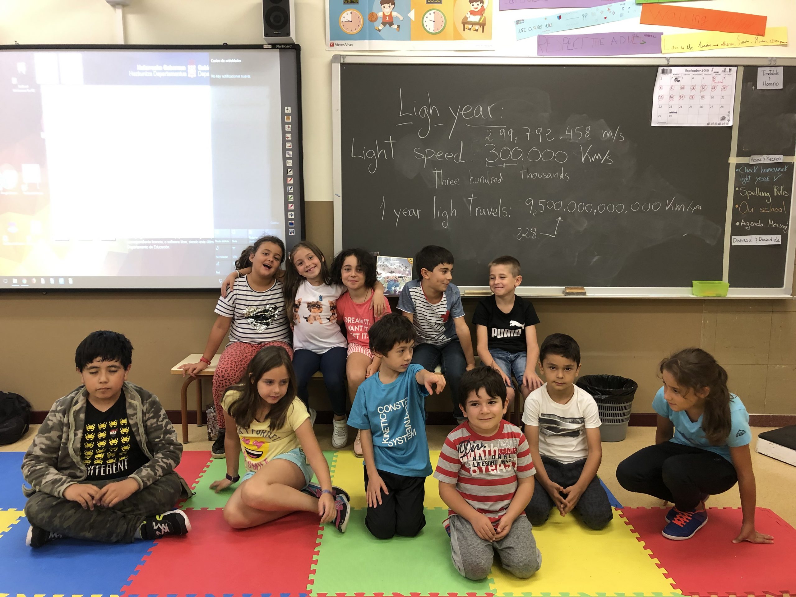 Además de los libros de texto, los alumnos se implican en su propio aprendizaje gracias a pequeñas investigaciones que surgen de comentarios hechos en clase. Group of students who researched [&hellip;]