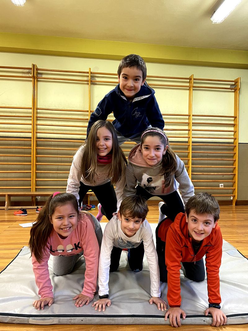 Acrosport El alumnado de 3º y 4º de primaria han realizado una sesión de figuras acrobáitcas. Aquí podemos ver el resultado.
