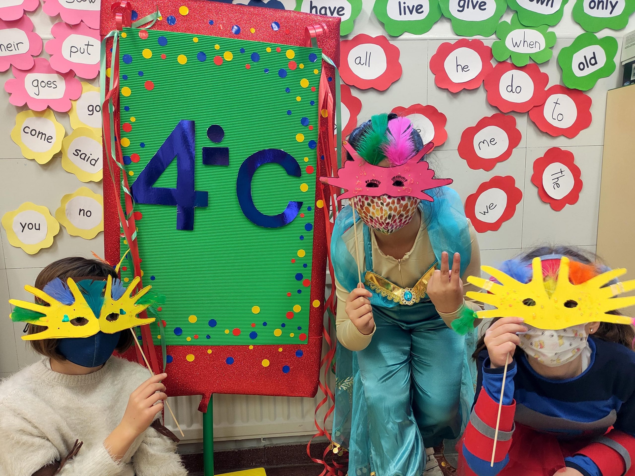 El viernes día 11 de febrero, tras la visita al Baluarte, el alumnado de 4ºC tuvo la celebración de carnaval. Después de almorzar, se disfrazaron y realizaron una máscara usando [&hellip;]