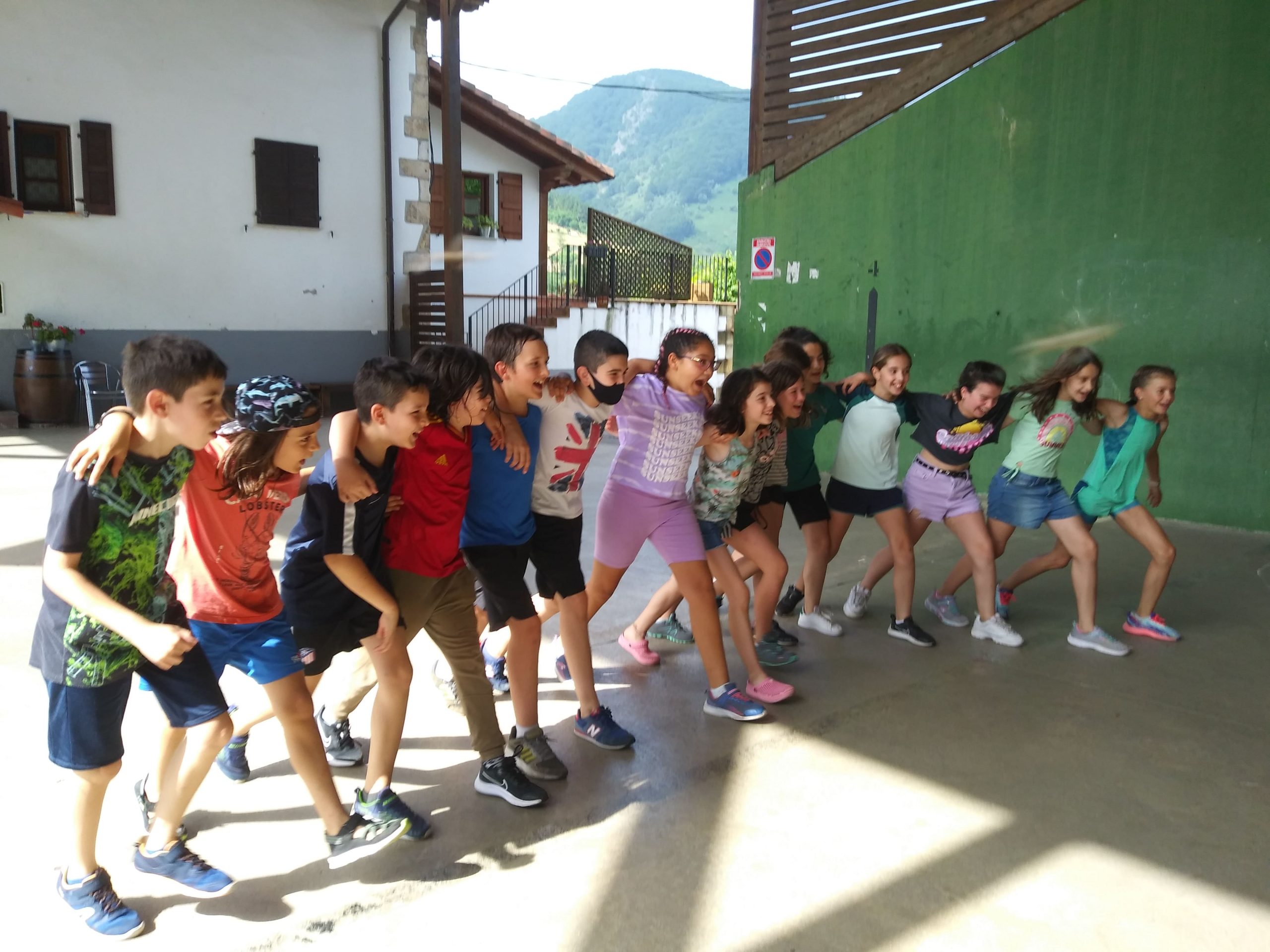 4. mailako euskara kanpaldia / Campamento 4º euskera El alumnado de euskera de 4º hemos ido de campamento a Beinza Labaien. ¡Lo hemos pasado genial! Euskarako 4. mailako ikasleak Beintza Labaienera joan gara. Zeinen gustora egon garen!