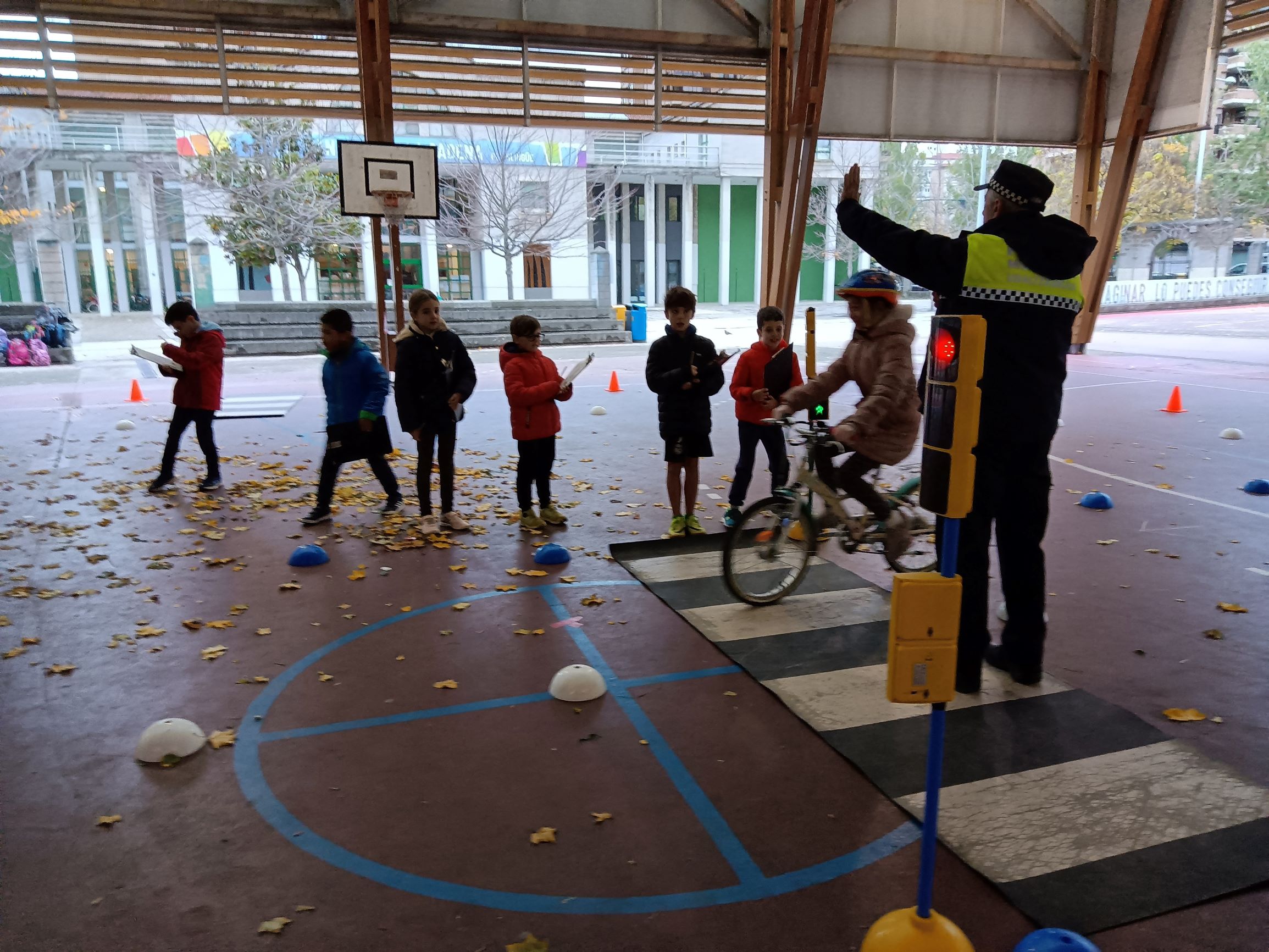 Nos ha visitado la policía municipal para hacer una actividad de Educación Vial en el Centro. ¡Lo hemos pasado fenomenal!