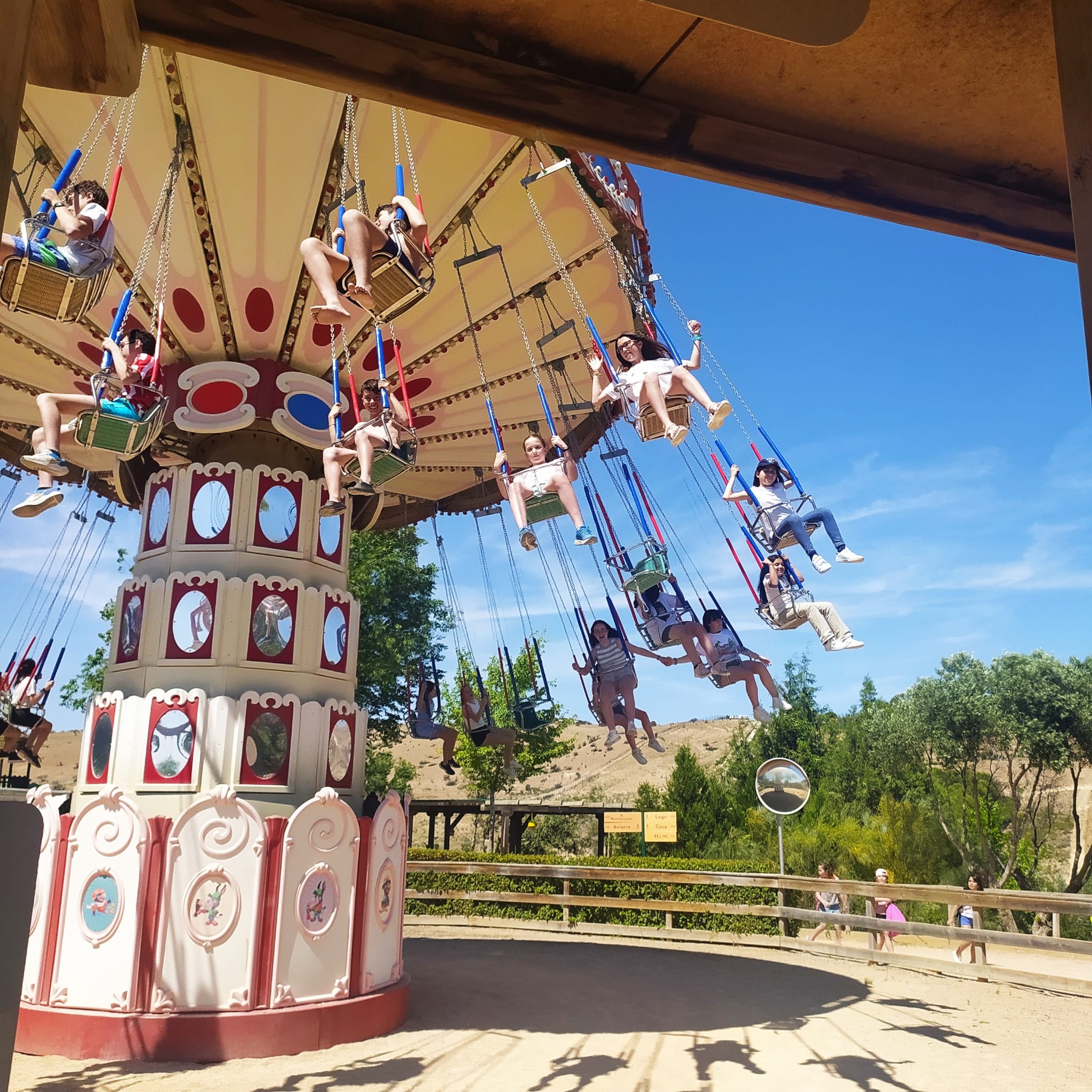 El pasado jueves 15 de junio, el alumnado de 4º fuimos a pasar el día a Sendaviva. Nos divertimos mucho montando en diversas atracciones y viendo animales de todos los [&hellip;]