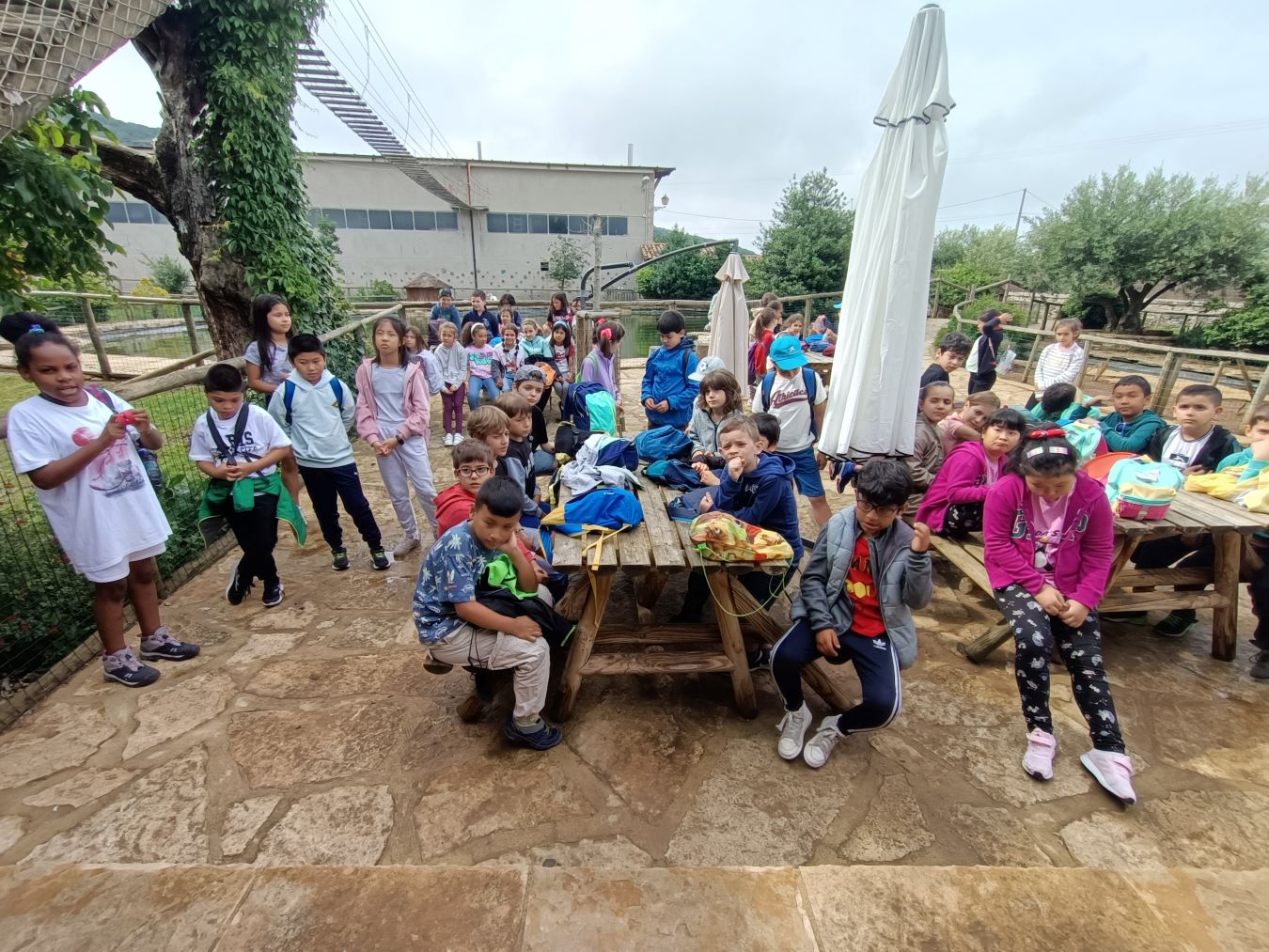 Excursión a Basabere Hemos estado en la granja escuela Basabere. Ha sido divertidísimo, hemos conocido a muchos animales y ¡los hemos tocado! Clicar en la foto para ver el álbum completo