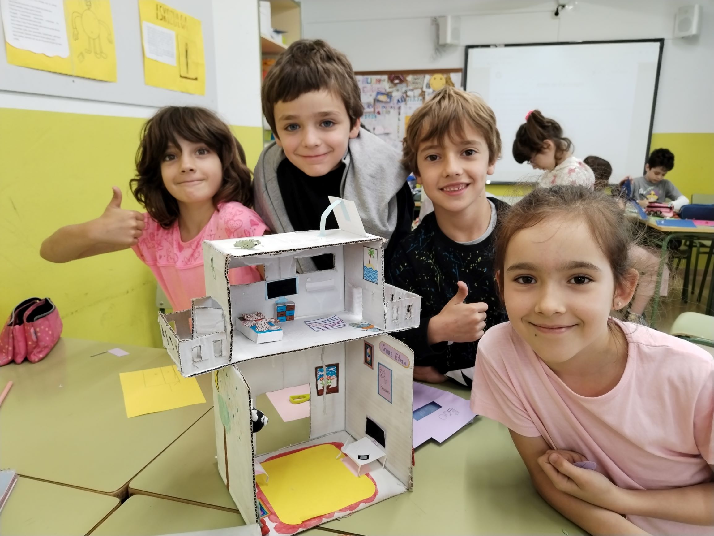 Este último trimestre en el aula de euskera después de trabajar la descripción de las casas donde vivimos, nos hemos unido por grupos para hacer una maqueta muy especial. Hemos [&hellip;]