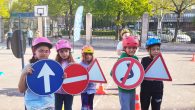La Policía Municipal de Pamplona nos visitó el día viernes 17 de abril para enseñarnos cómo circular correctamente como peatón o como ciclista. Nos lo pasamos muy bien en el [&hellip;]
