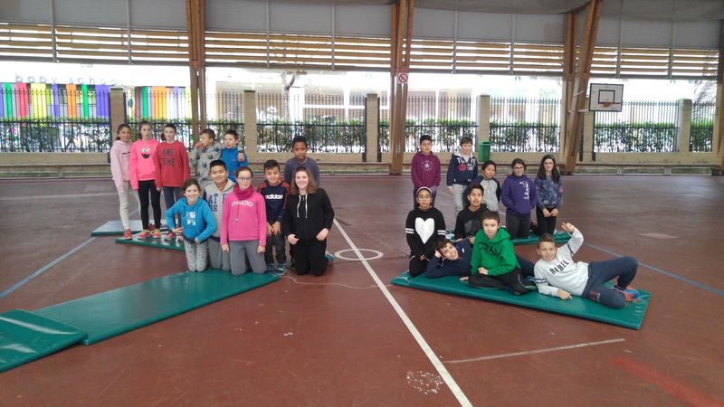 Estamos trabajando la cooperación y la resolución de conflictos en el aula de Educación Física a través unos desafíos físicos cooperativos. En este caso, los alumnos de 5º y 6º [&hellip;]