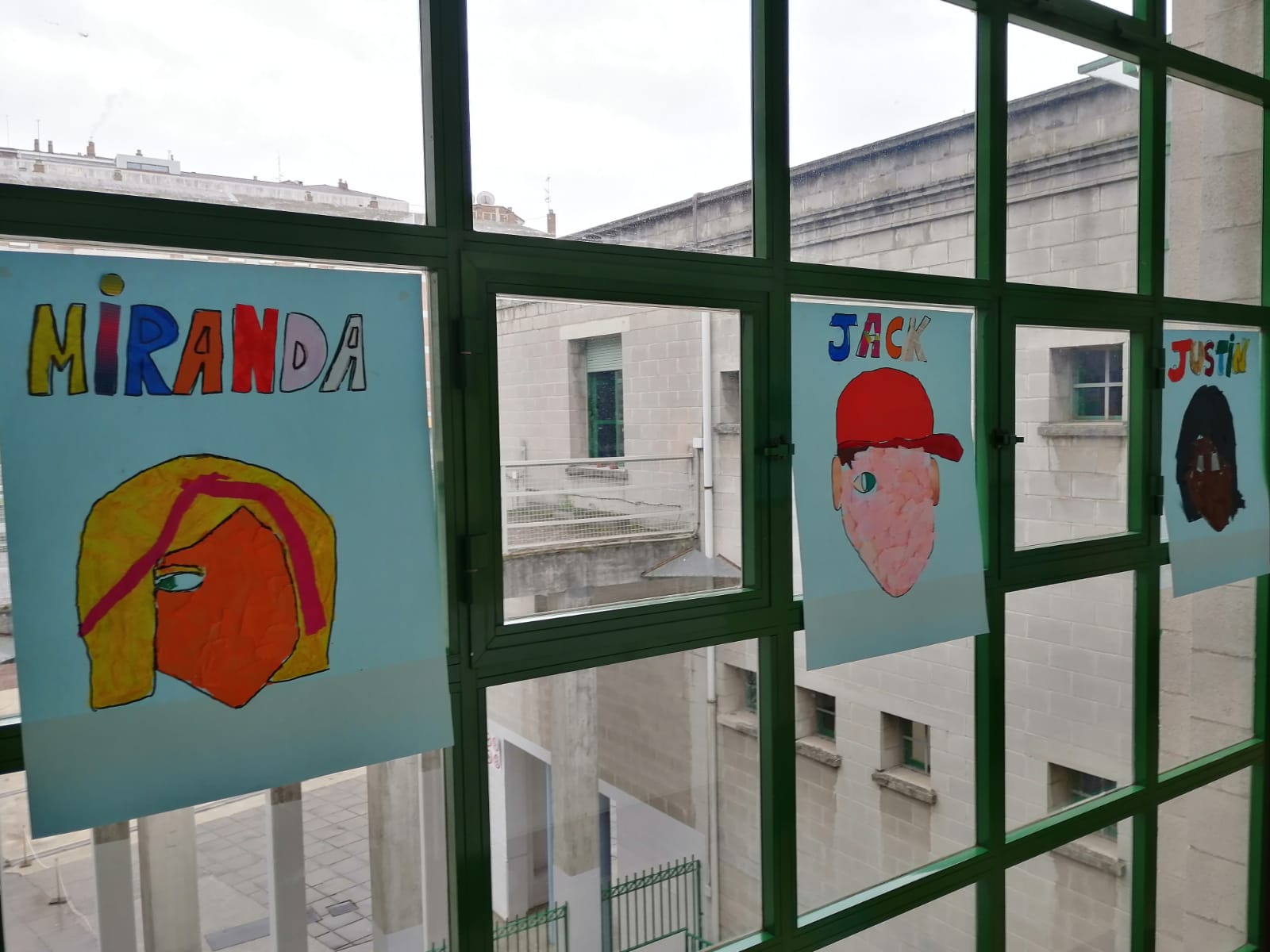 En 5º de Primaria hemos leído el libro de lectura&nbsp;«WONDER», de R.J. Palacio.&nbsp;Cada semana en casa, íbamos leyéndolo, para posteriormente en clase poder realizar la&nbsp;Tertulia Dialógica&nbsp;sobre lo leído. El trabajo [&hellip;]