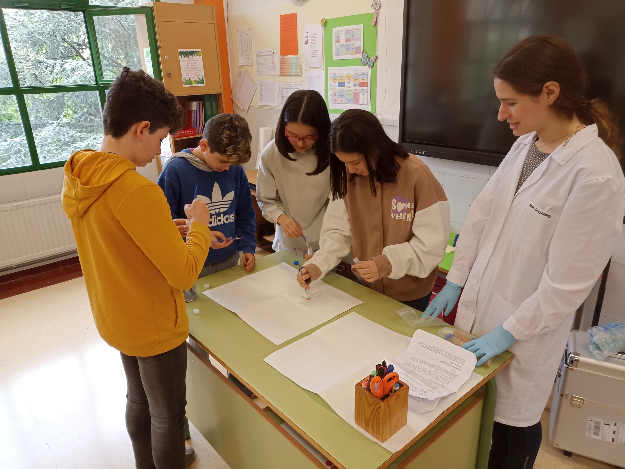 El viernes 6 de mayo vino a nuestras aulas la científica Ana Guijarro para realizar unos experimentos. Pudimos colaborar en algunos de ellos y fue muy interesante y divertido. ¡Muchas [&hellip;]