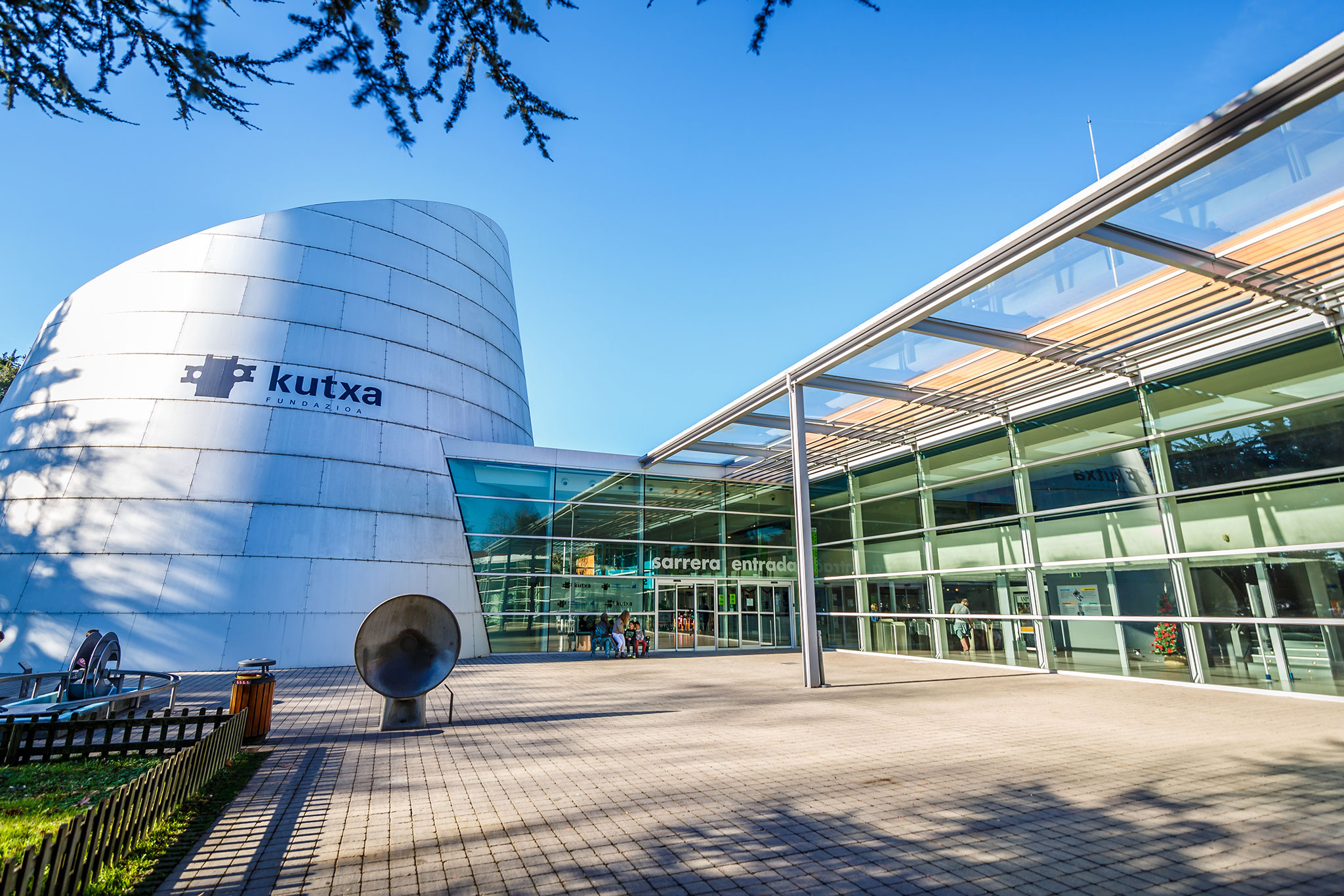 El pasado viernes 3 de junio, los tres grupos de 5º de EP, realizaron su salida de fin de curso al museo de la ciencia de San Sebastián. Allí participaron [&hellip;]