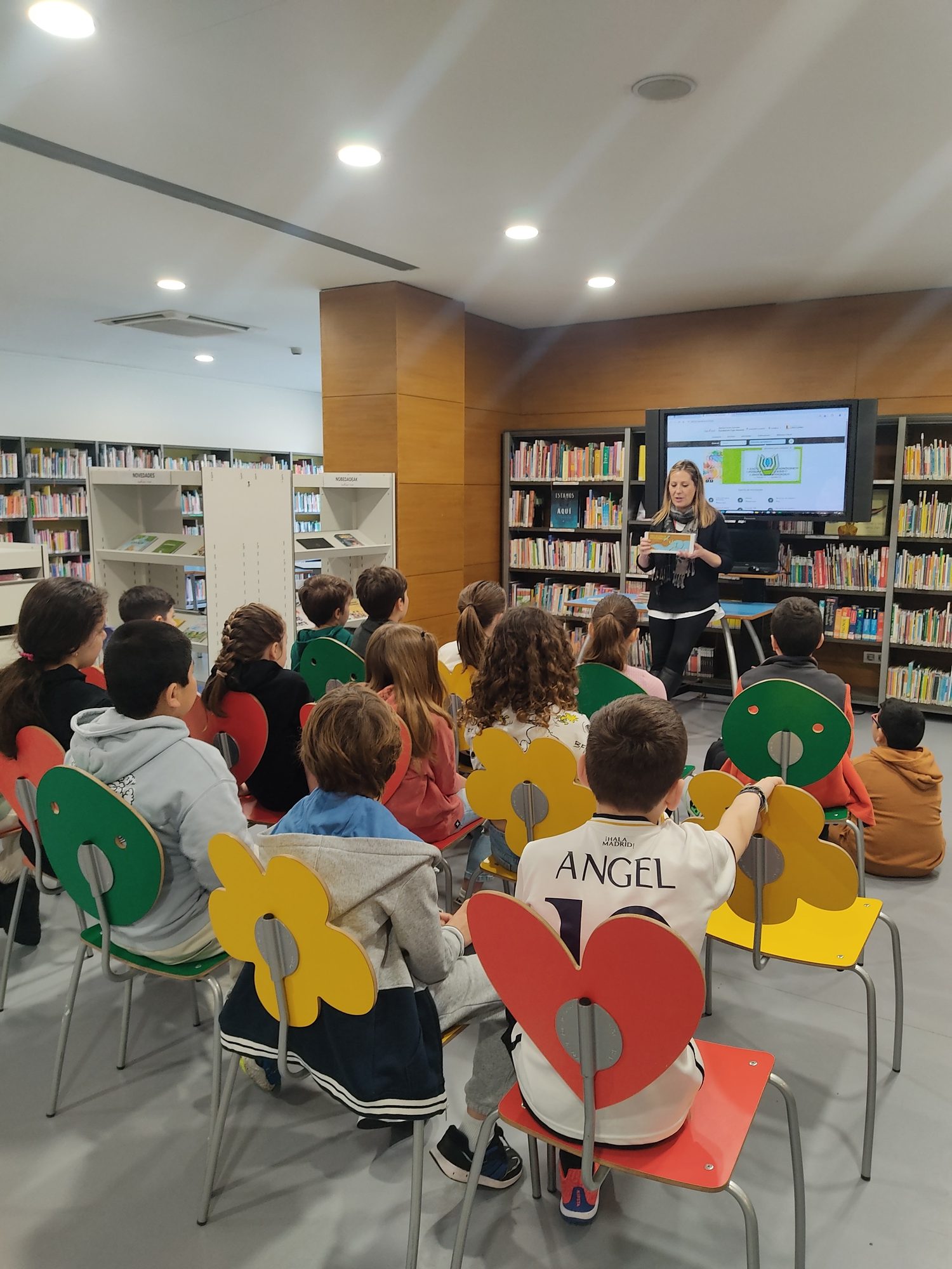 La semana del 10 de marzo los grupos de 5º visitamos la biblioteca Civican, aprendimos el funcionamiento de las bibliotecas públicas y además ¡tuvimos que resolver un crimen! Hicimos un [&hellip;]