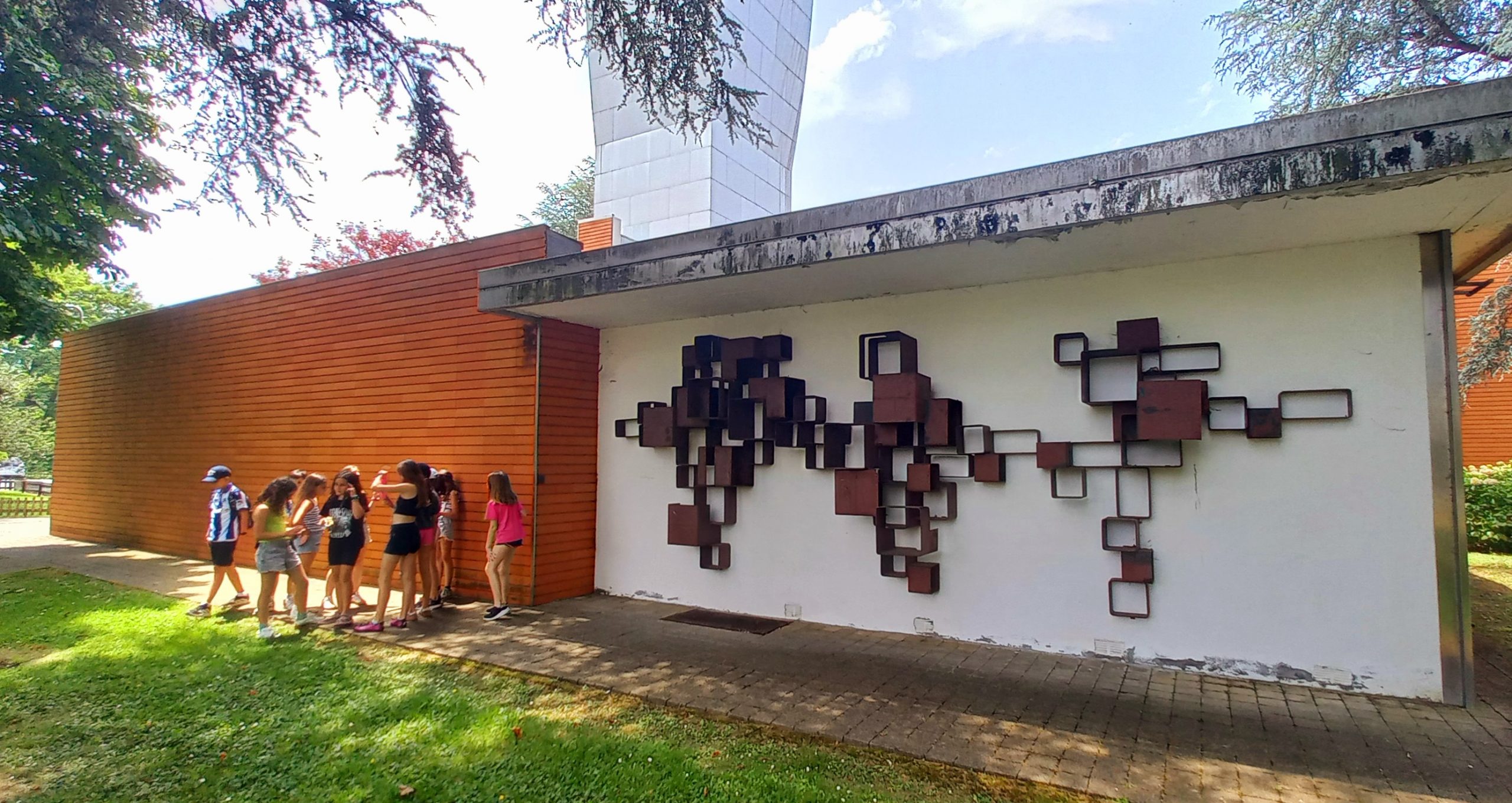 El pasado 13 de junio el alumnado de 5º visitó el museo interactivo de ciencia en San Sebastián. Primero, recorrimos las diferentes exposiciones del museo por nuestra cuenta descubriendo curiosidades [&hellip;]