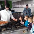   Los chicos y chicas de 5 años acudimos a Casa Gurbindo a realizar un taller de cocina saludable. El viaje hasta allí fue de lo más emocionante, según algún […]