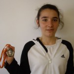 Anna Martínez con la medalla conseguida por el segundo puesto