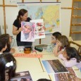 Llegamos a la clase donde nos esperaba Fatme, la madre de Ester para ayudarnos a conocer Bulgaria. Tenía preparada una exposición con libros, fotos y diferentes objetos hechos en su […]