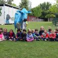 Los alumnos y alumnas de 3 años realizaron el pasado 3 de mayo su primera excursión. Fuimos a la granja Esquíroz. Salimos a la mañana cargados con nuestras mochilas y nos montamos […]